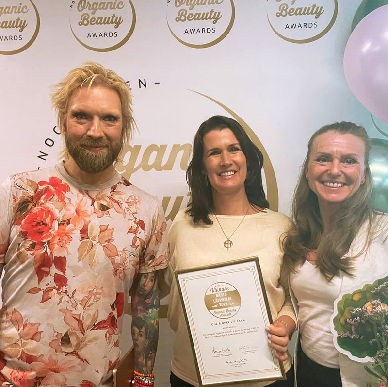 Emma og Tove tar imot pris for lip balm