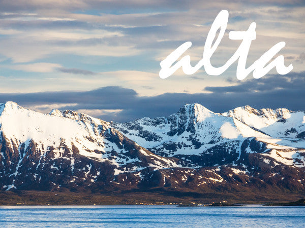 Alta med snø på fjell